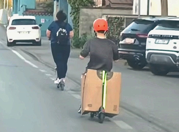 Featured image for “Trasloco in monopattino: a Cremona reiterano”